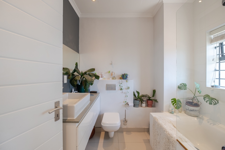 1 Bedroom Property for Sale in Vredehoek Western Cape